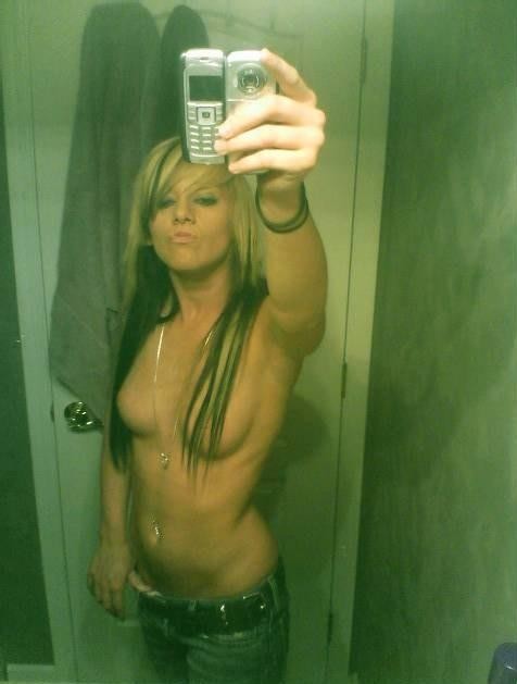 Ma Surprise Mère Noël au Bureau : Strip-tease Sauvage et Baise Inoubliable avec Marc