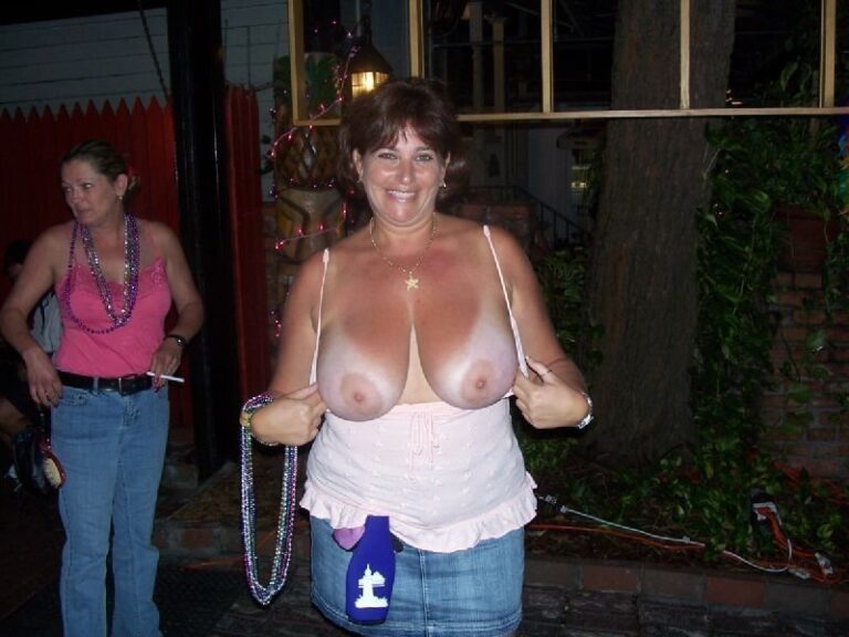 Rencontre Anonyme en Voiture : Le Frisson d’un Échange de Couples Sauvage