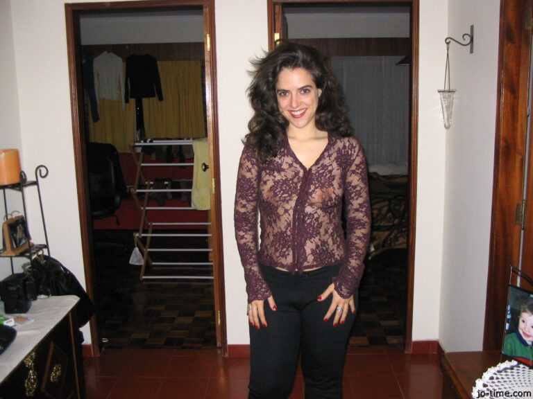 Les Pulsions de Stéphy : Une Nuit de Sexe Anonyme sous la Pluie