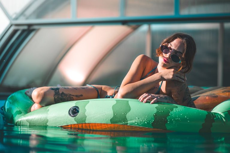 Femme en bikini au bord de la piscine