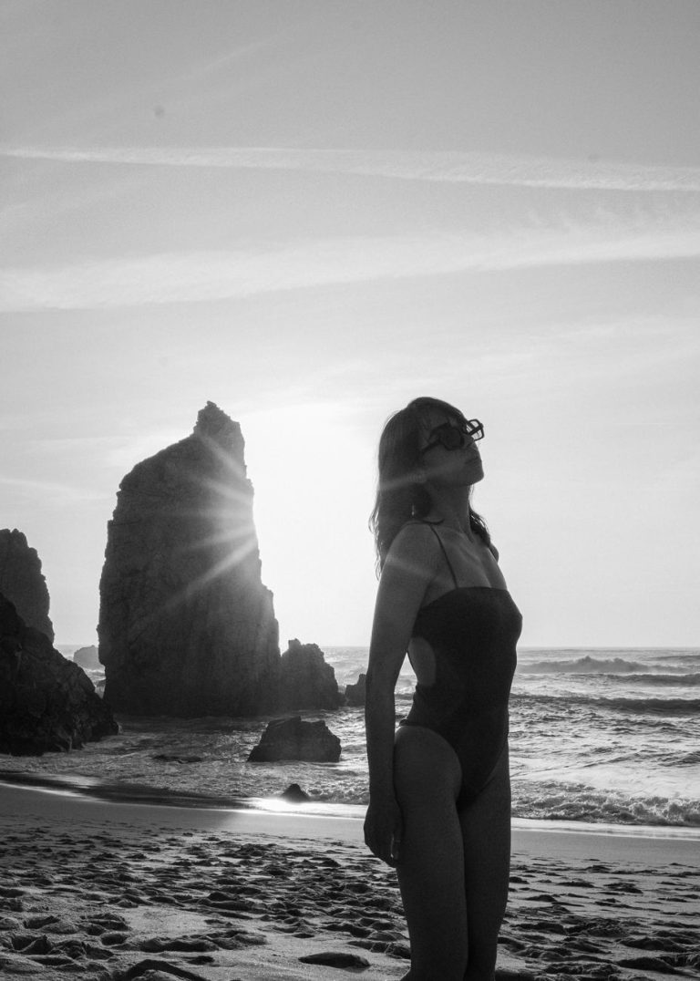 Femme en bikini au bord de la piscine