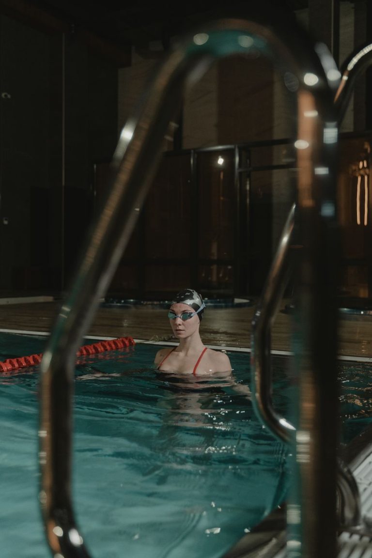 Femme en bikini au bord de la piscine