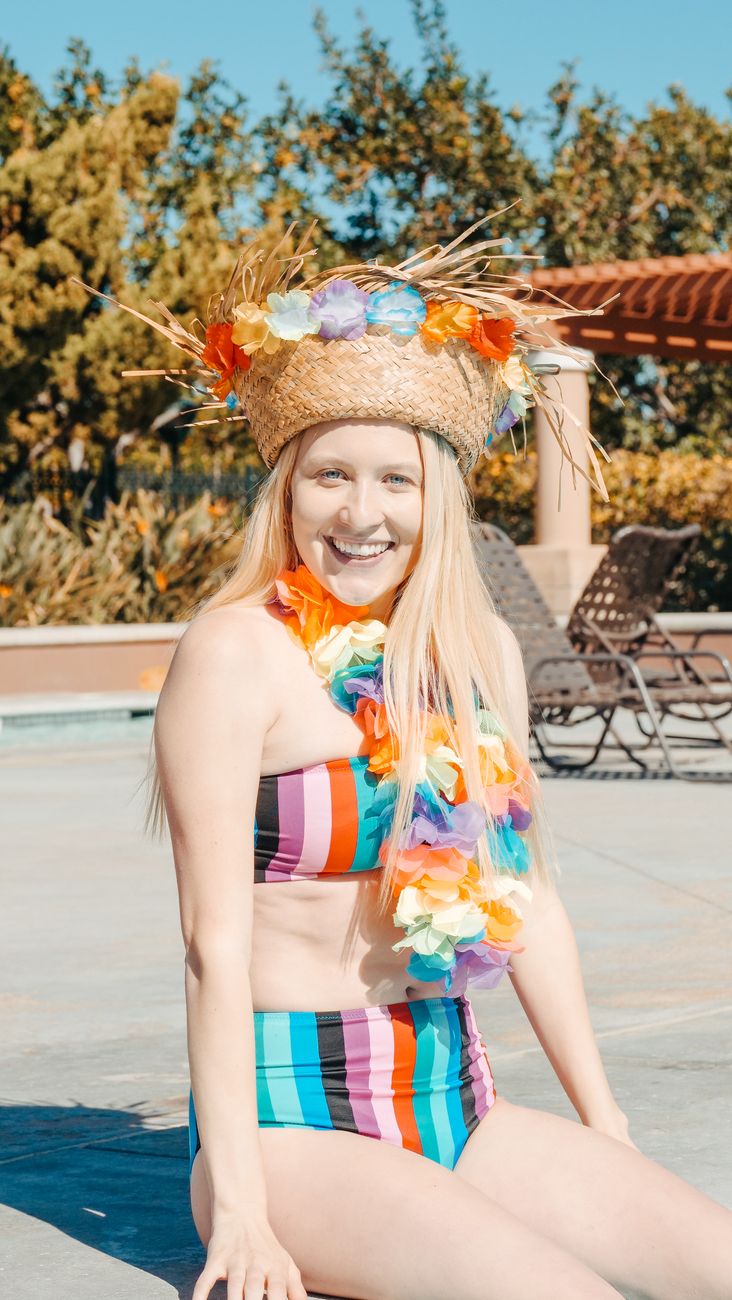 Femme en bikini au bord de la piscine