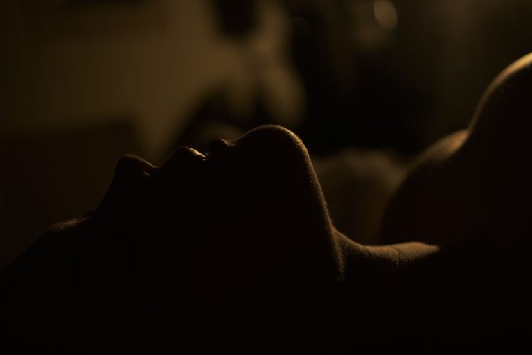 Jeune femme séduisante